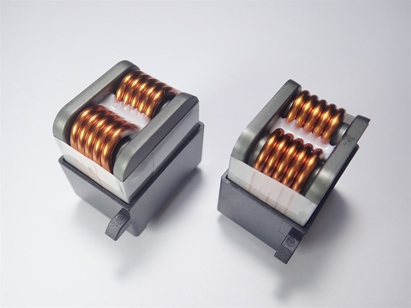電感器的特性與電容器的特性正好相反，它具有阻止交流電通過(guò)而讓直流電順利通過(guò)的特性
